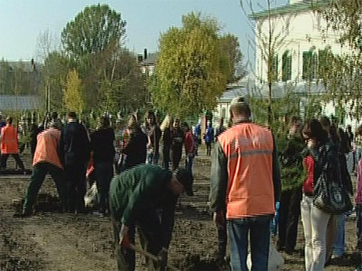 Мэр сажает деревья