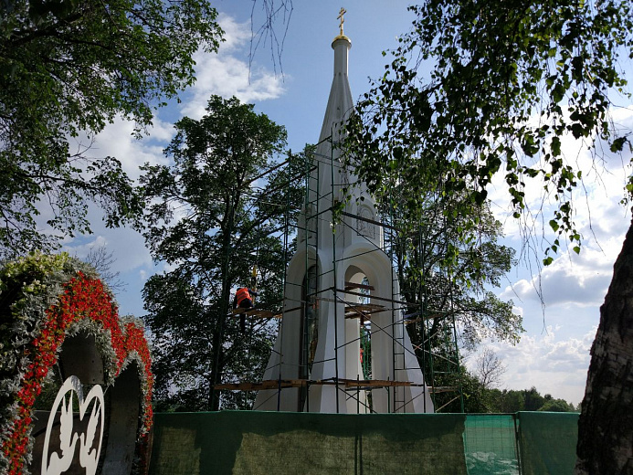 Постамент часовни с тысячерублевой купюры облицуют красным и черным гранитом