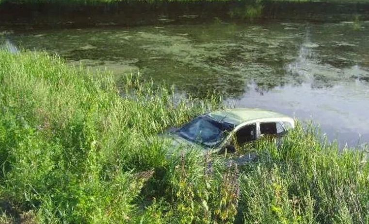 Не справилась с управлением: в Рыбинском районе "Форд" улетел в водоем