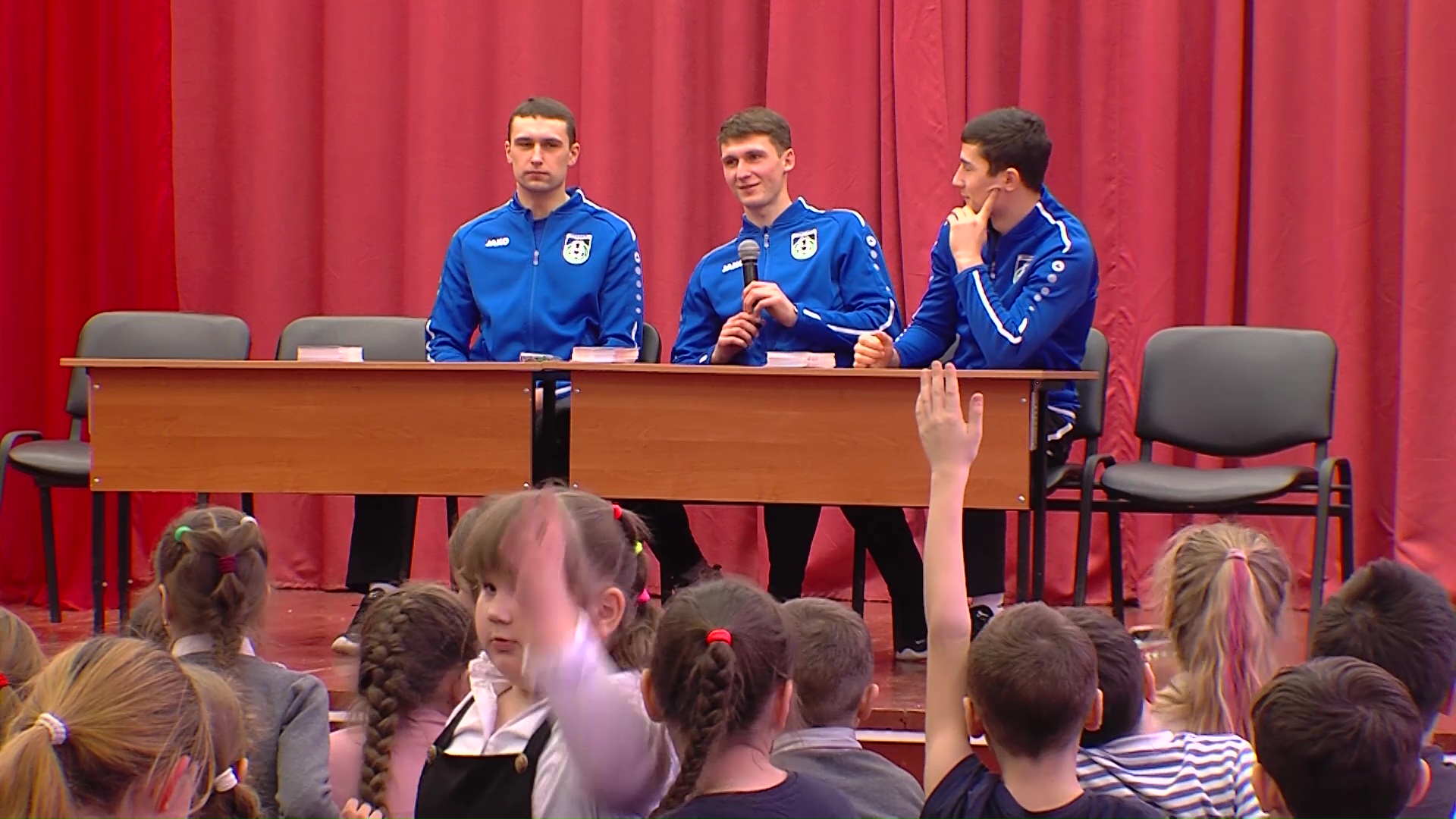 Футболисты «Шинника» пообщались с юными поклонниками