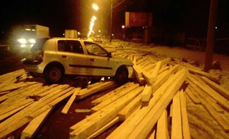 На трассе М-8 легковушку завалило деревянным брусом
