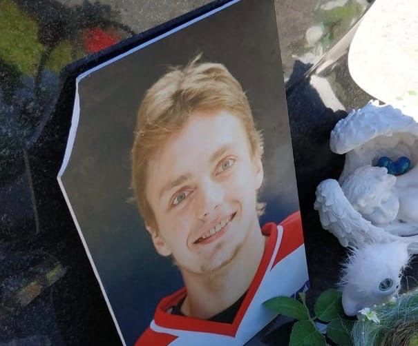 Порвали фотографию: вандалы разгромили памятник погибшему ярославскому хоккеисту Ивану Ткаченко