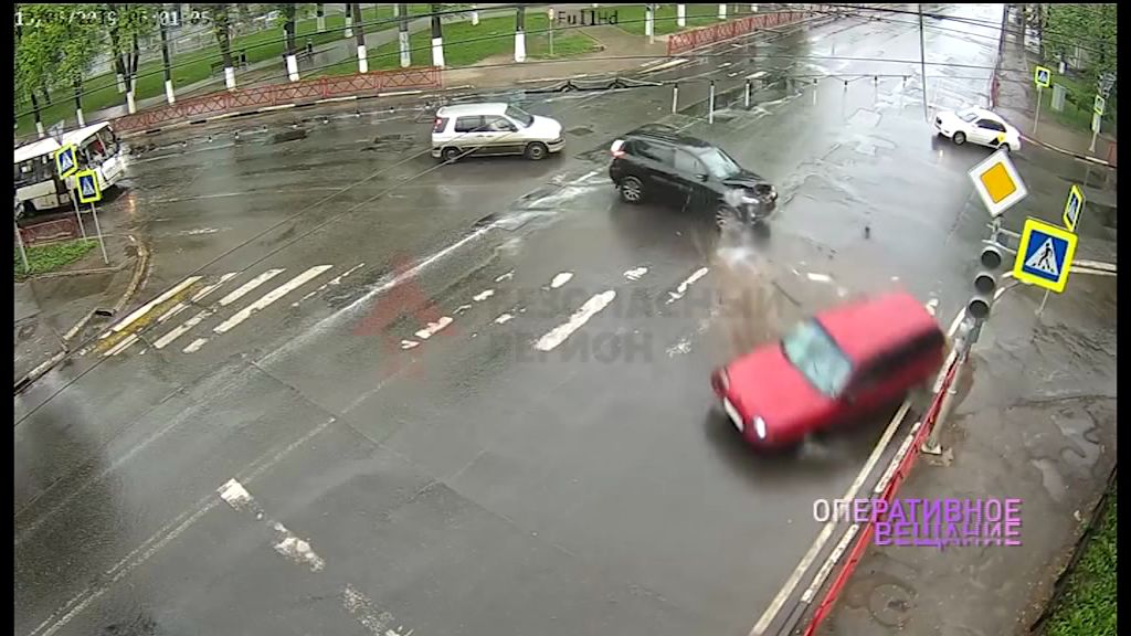 Не уступил дорогу и протаранил авто: в Сети появилось видео серьезной аварии в Ярославле