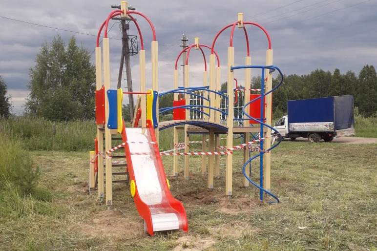 «Рейтинг-76» : за счет грантов в Тутаевском районе установили новые детские площадки