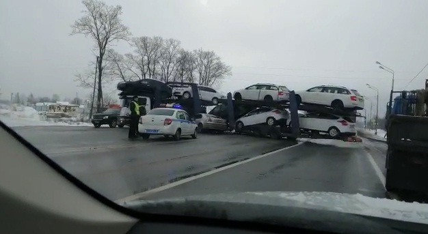 ВИДЕО: Под Ярославлем автовоз перегородил трассу М-8