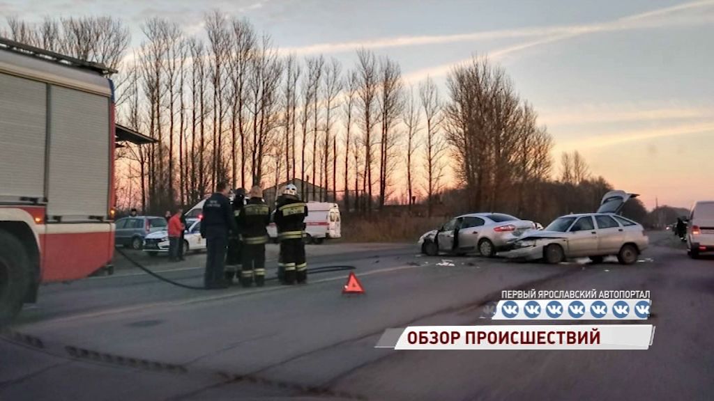 Шесть человек получили травмы в столкновении «Рено» и ВАЗа на выезде из Ярославля