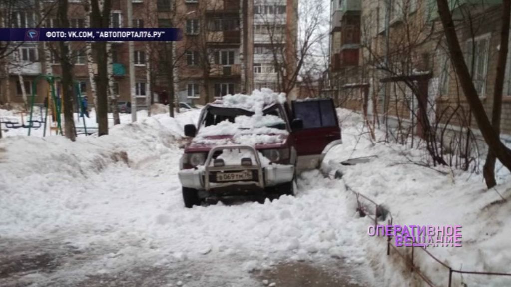 Снежная лавина сошла с кровли прямо на проезжавшую машину: подробности происшествия