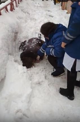 ВИДЕО: Огромная глыба снега рухнула на женщину в центре Ярославля