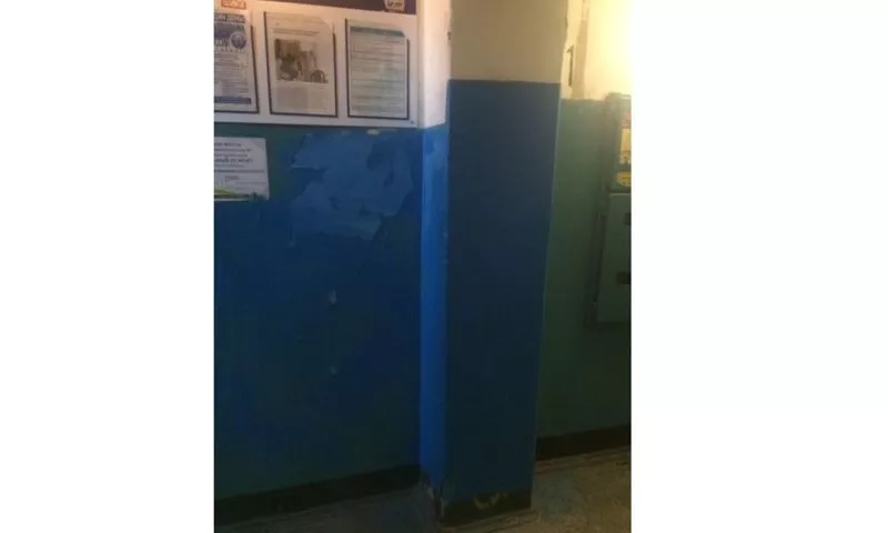 Совестливый оказался: в Заволжском районе Ярославля вандал вернулся и закрасил свои надписи в подъезде