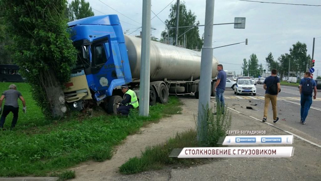 На въезде в Ярославль столкнулись фура и легковушка: есть пострадавшие