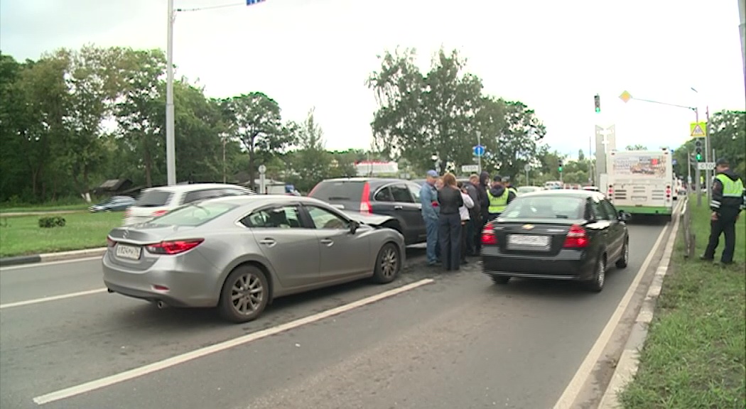 Держи дистанцию: на проспекте Авиаторов столкнулись сразу три автомобиля