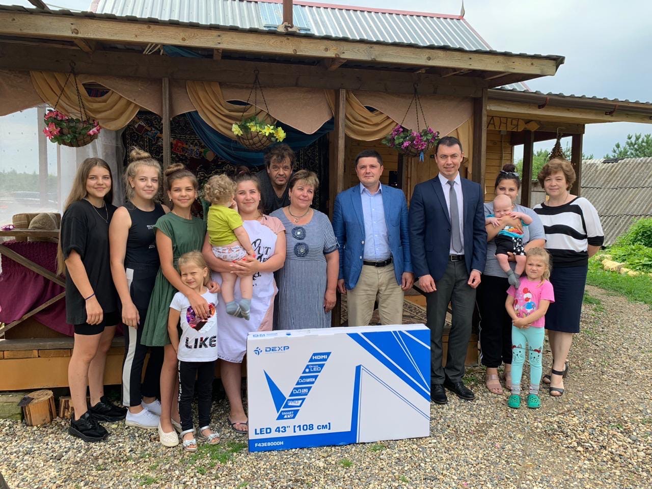 В Тутаеве победитель викторины “ЯрКонституция” отдал свой подарок многодетной семье