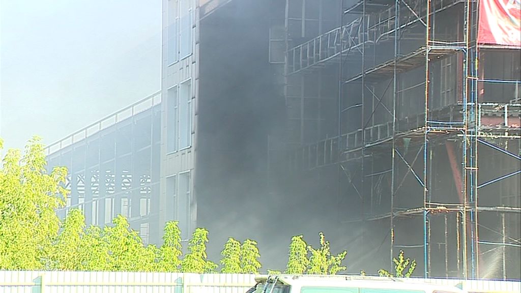 Огромный пожар на Полушкиной роще: загорелось здание рядом с автосалоном