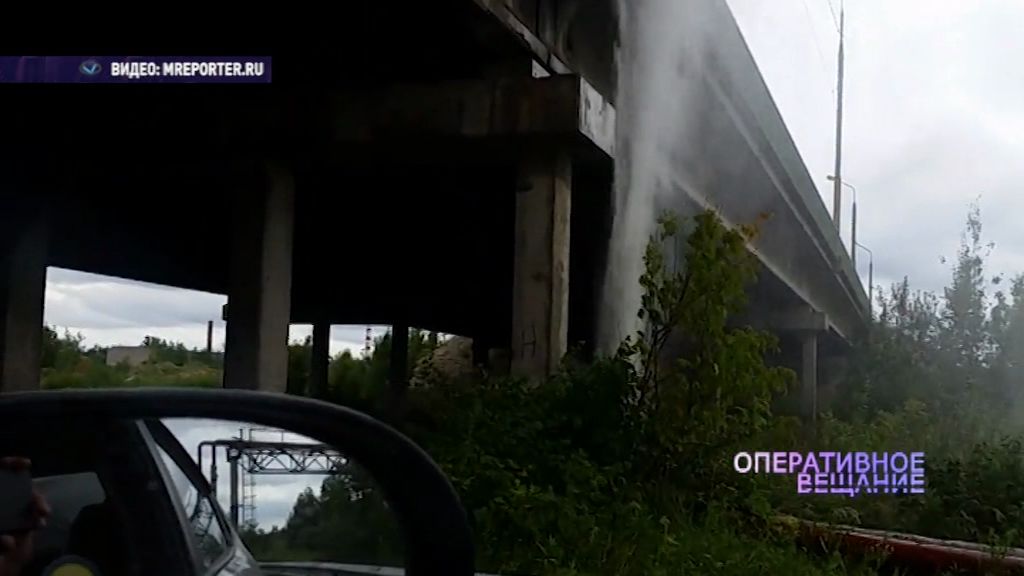 На улице Выставочной в Ярославле из-под земли забил фонтан