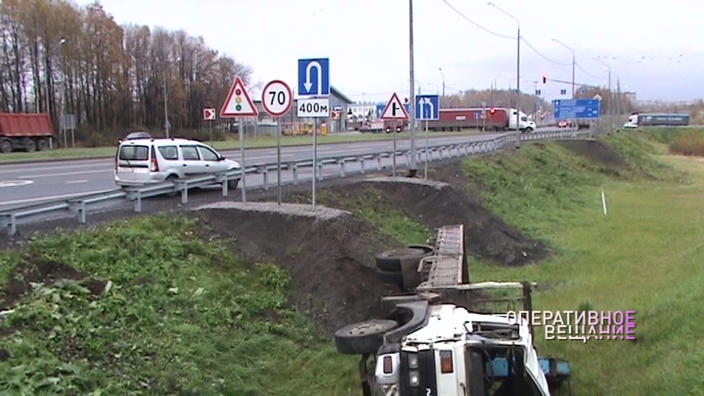 На въезде в Ярославль грузовик улетел в кювет