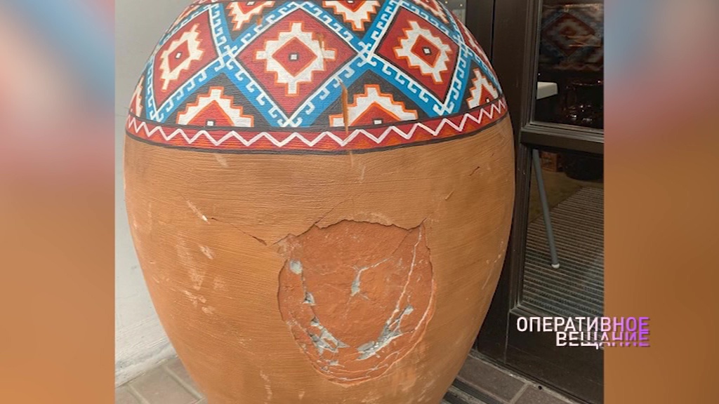 Студентов, по пьяни укравших двухметровый кувшин, отчислили из театрального института