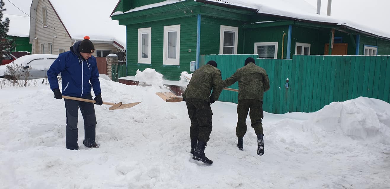 Ярославские волонтеры расчищают участки у домов ветеранов от завалов снега