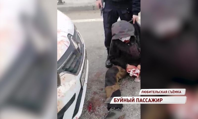 Буйный пассажир, изрезавший таксиста на дороге, находится в психиатрическом стационаре