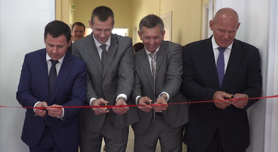 На открытие нового зала борьбы в Туношне приехал олимпийский чемпион Александр Карелин