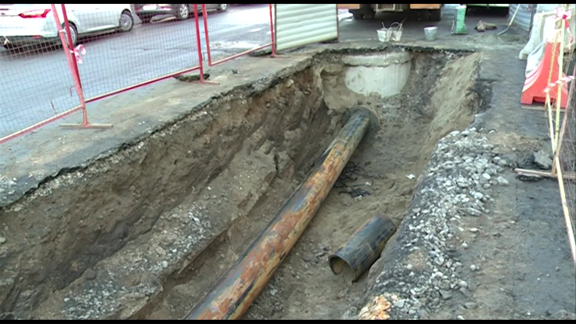 На улице Суркова меняют трубы, чтобы подготовить дорогу к ремонту