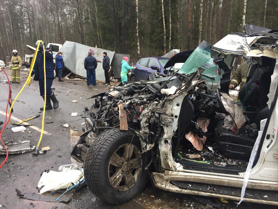 Визг тормозов и груда железа: в жуткой аварии на костромской трассе погиб водитель «Тойоты»