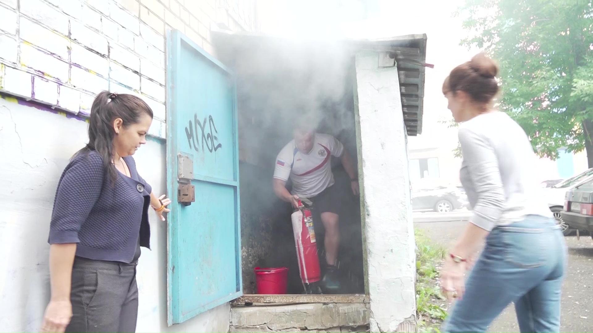 Мастер спорта по тяжелой атлетике помог потушить пожар в подвале многоэтажки