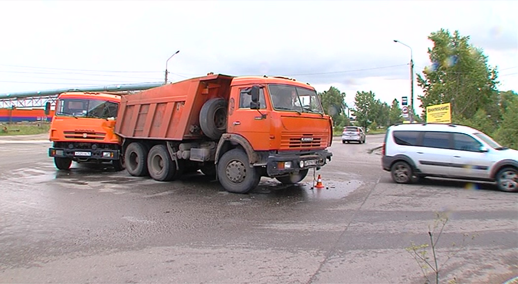 На пересечении Промышленных шоссе и улицы столкнулись два грузовика и легковушка