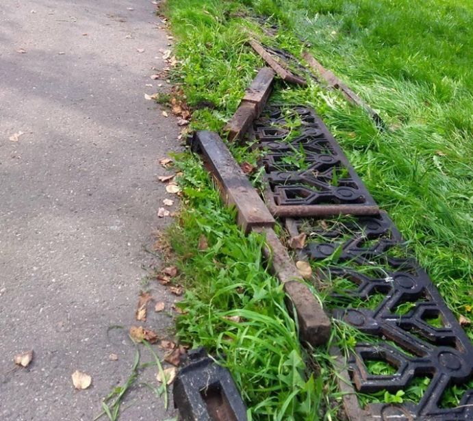 В Парке Мира демонтировали чугунный забор