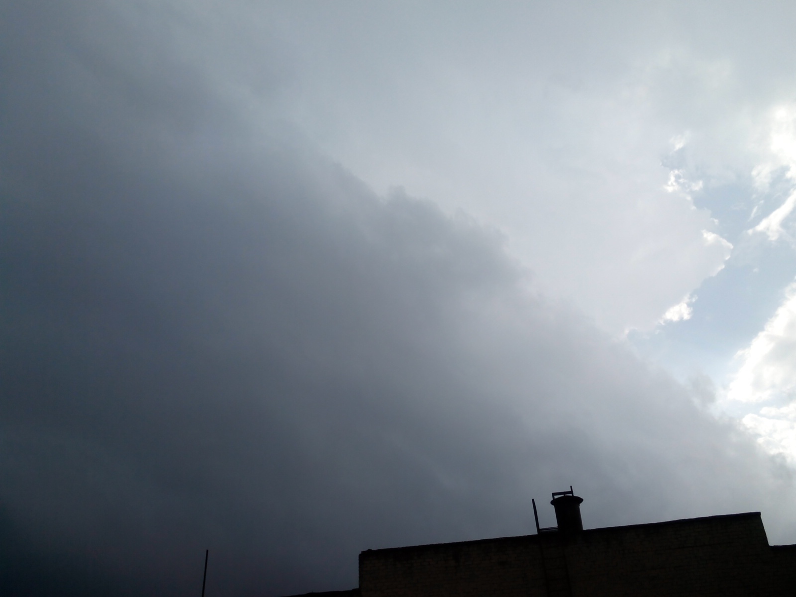 МЧС предупреждает: в День знаний в Ярославле возможны сильные дожди с грозой и ветром