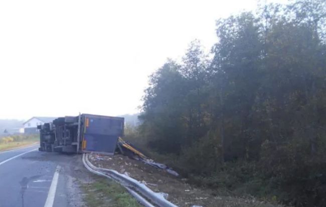 Под Рыбинском фура слетела с дороги, снесла ограждение и опрокинулась