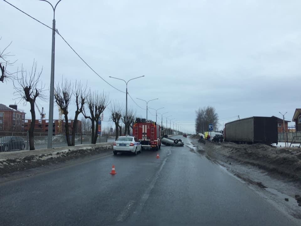 На улице Магистральной в Ярославле перевернулась легковушка