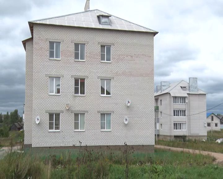 Дети-сироты в поселке Борисолглебский жалуются на разваливающиеся квартиры в новом доме