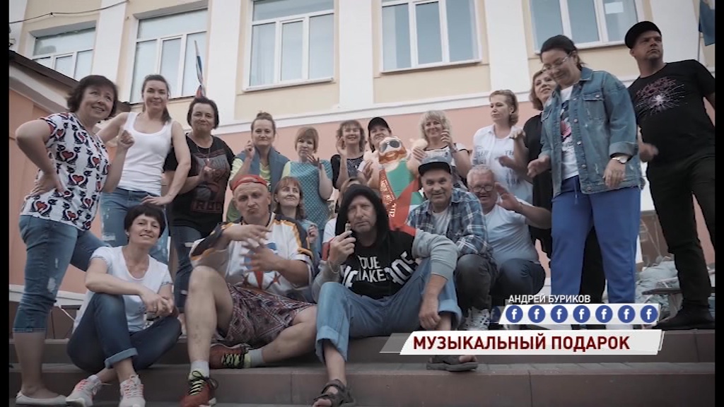 ВИДЕО: Родители поздравили выпускников рэпом собственного сочинения