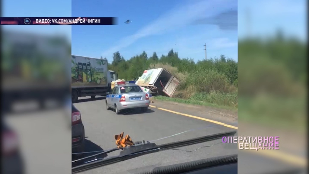 Под Рыбинском в кювете застряла фура