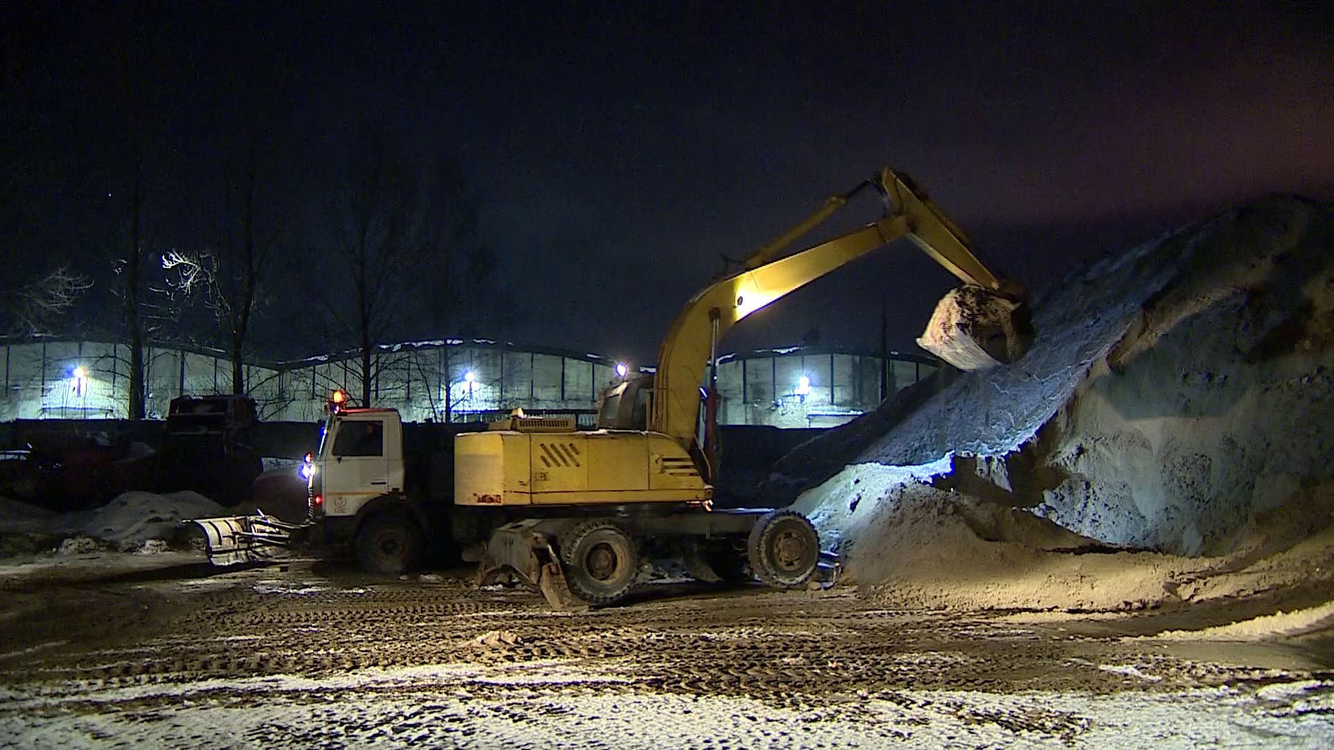 Убирать ярославские улицы поможет техника со всей области