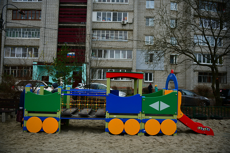 Во дворе на улице Калинина в Ярославле по желанию жителей установили новый детский городок