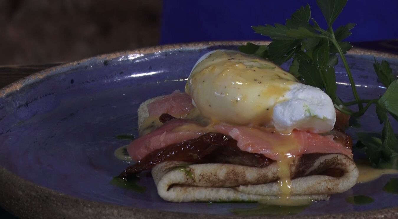 Вкусные идеи. Блины с лососем и соусом «Голландез»