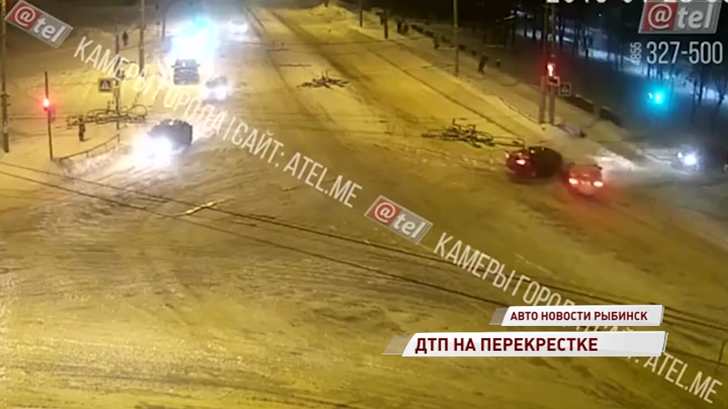 На перекрестке в Рыбинске не смогли разъехаться две легковушки