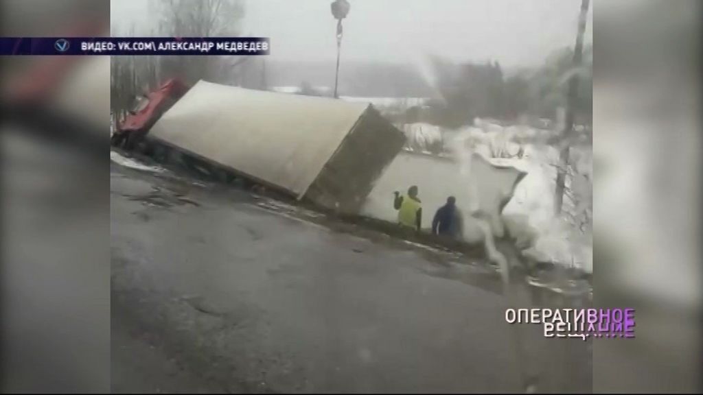 Огромная фура вылетела в кювет в Гаврилов-Ямском районе