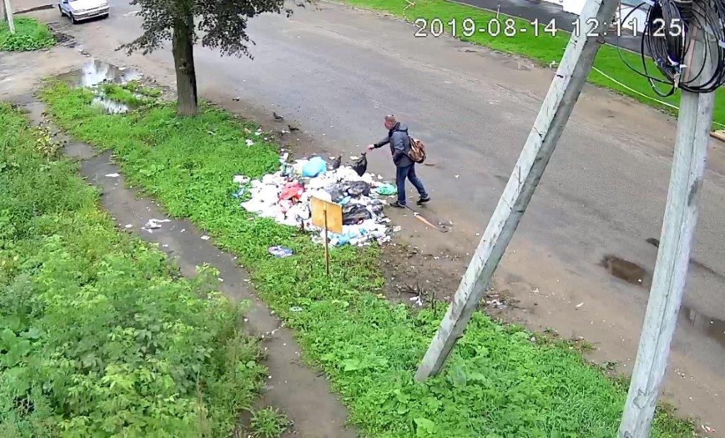 В Рыбинске жильцы дома превратили двор в помойку