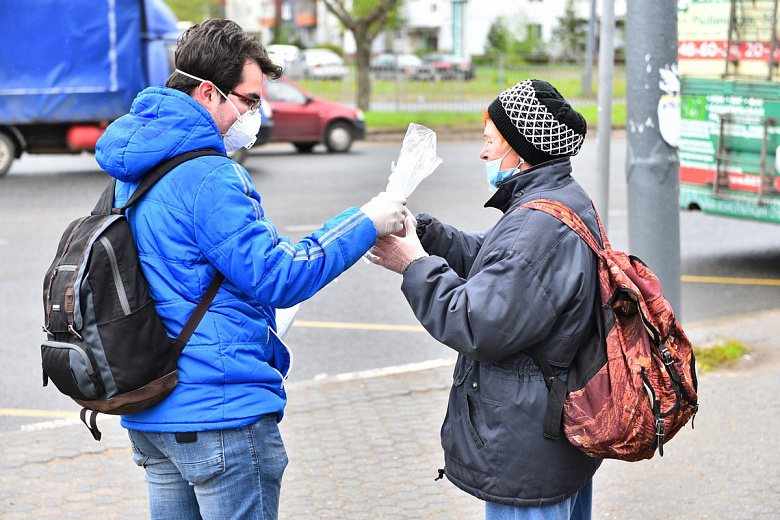 Ярославские волонтеры раздавали маски на остановках общественного транспорта