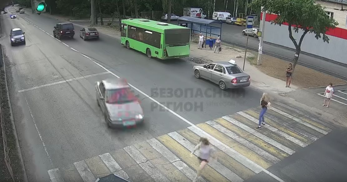 В Ярославле школьница побежала на красный и попала под колеса легковушки