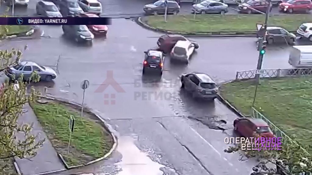 Авария на Ленинградском проспекте в Ярославле собрала километровую пробку