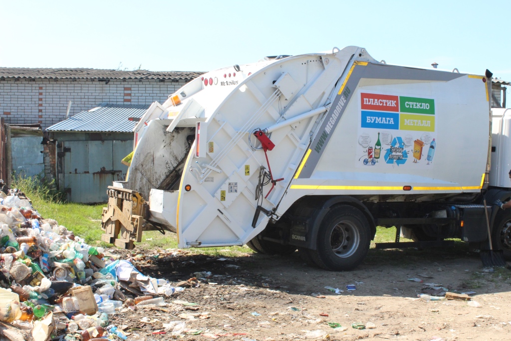 В Семибратовское сельское поселение приехали мусоровозы, которых ждали два месяца