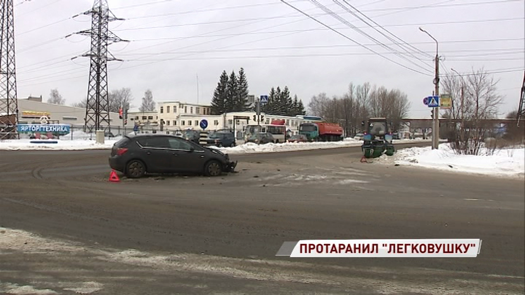 Тяжелый трактор протаранил легковушку на Промышленном шоссе