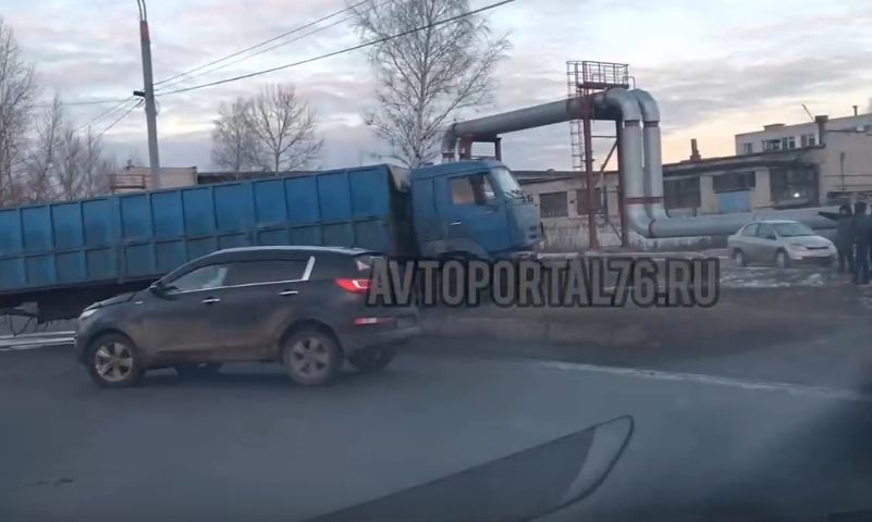 На Промышленном шоссе грузовик выехал на встречку и перегородил две полосы