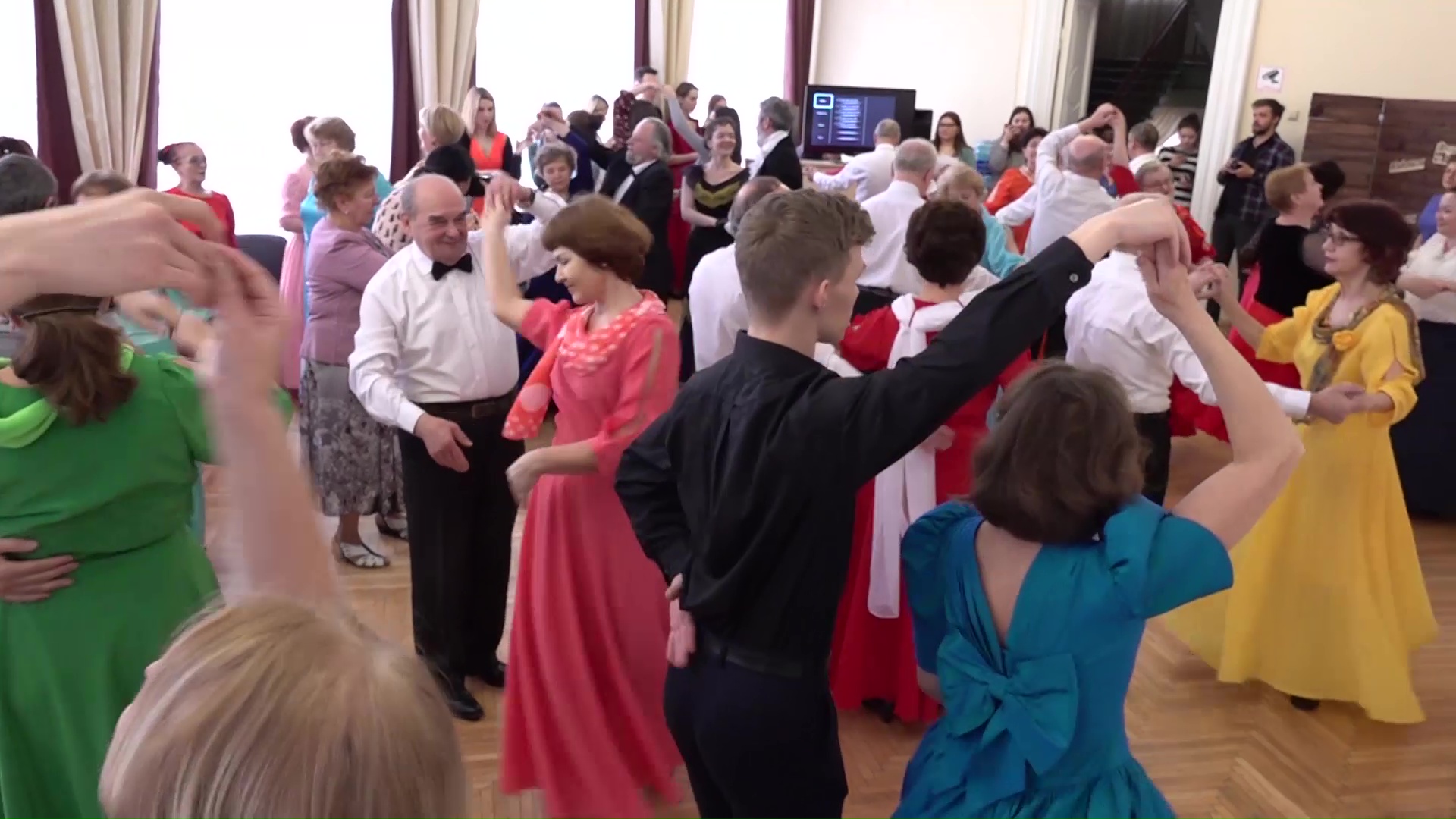 Традиционный «Серебряный бал» собрал больше сотни пенсионеров и волонтеров