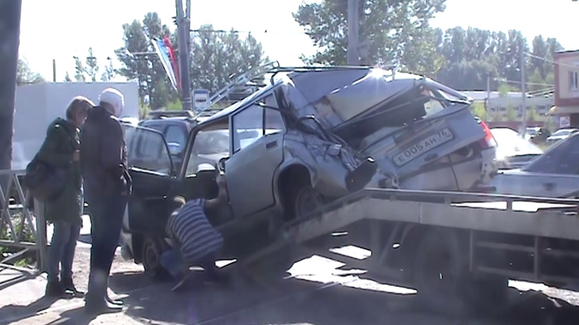 В ДТП на Ленинградском проспекте грузовик смял легковушку