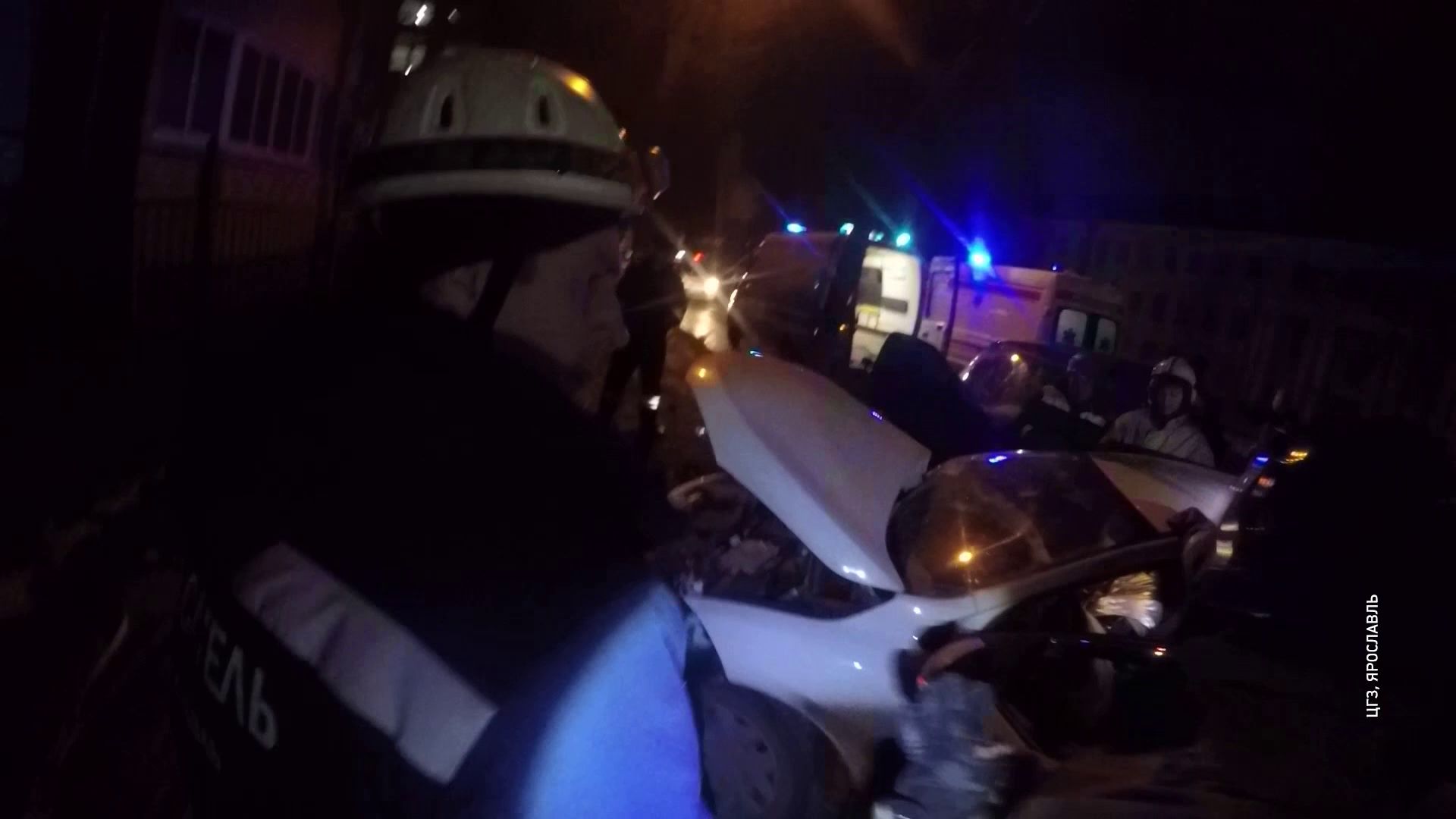 Троих человек зажало в салоне после столкновения автомобилей в Ярославле