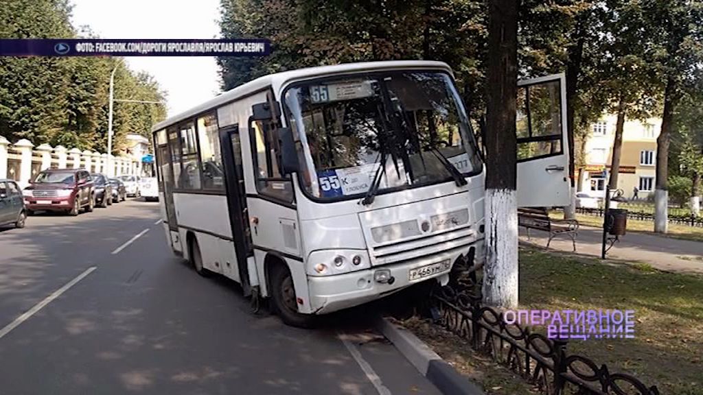 На проспекте Ленина пассажирский автобус влетел на ограждение и врезался в дерево